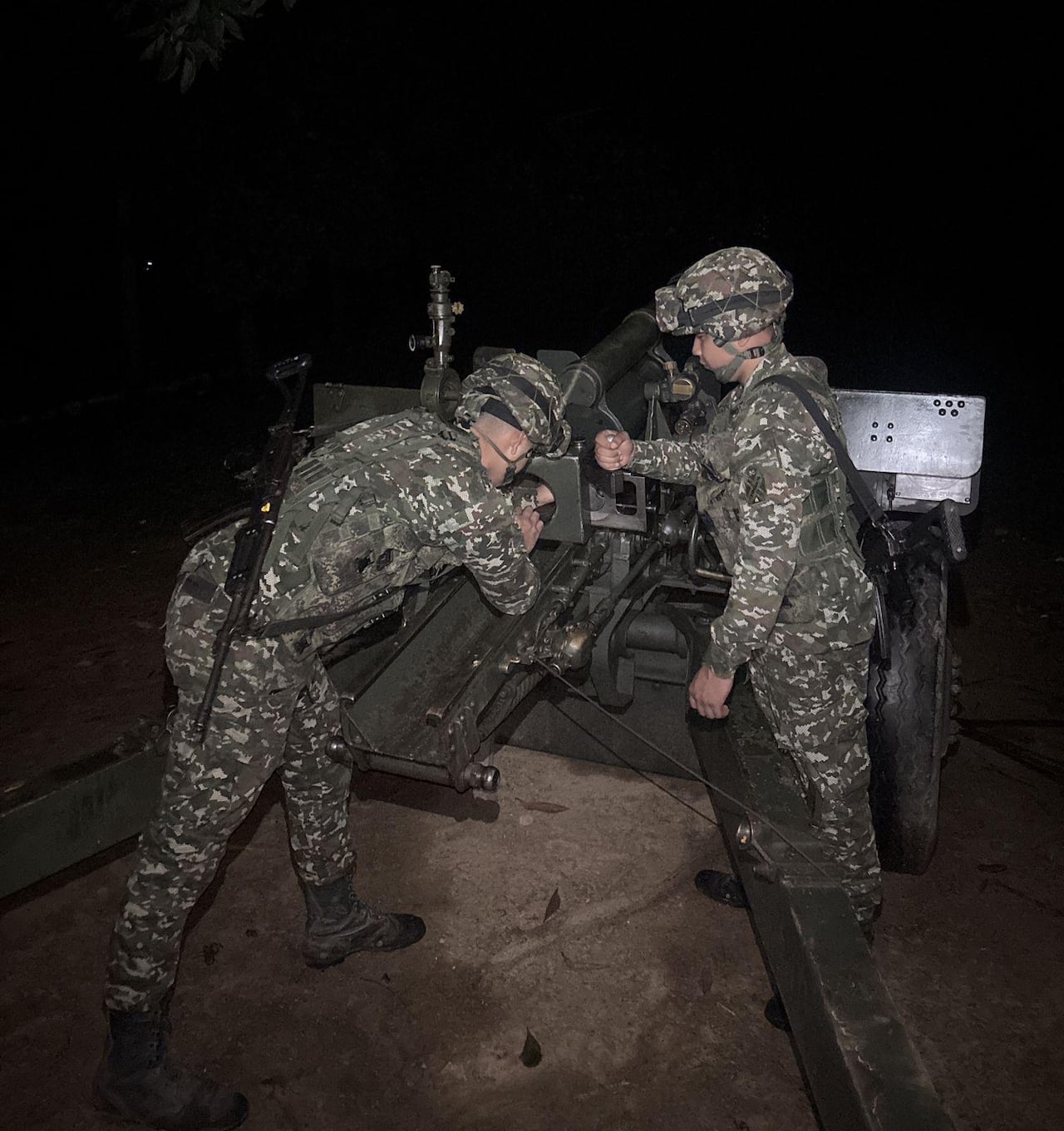 Tropas del Ejército Nacional de Colombia, en coordinación con la Fuerza Aérea Colombiana y la Policía Nacional de Colombia, adelantan operaciones militares ofensivas en la región del Catatumbo contra la Estructura 33 de grupos armados residuales, utilizando de manera estratégica capacidades de artillería para contrarrestar su accionar en la zona.