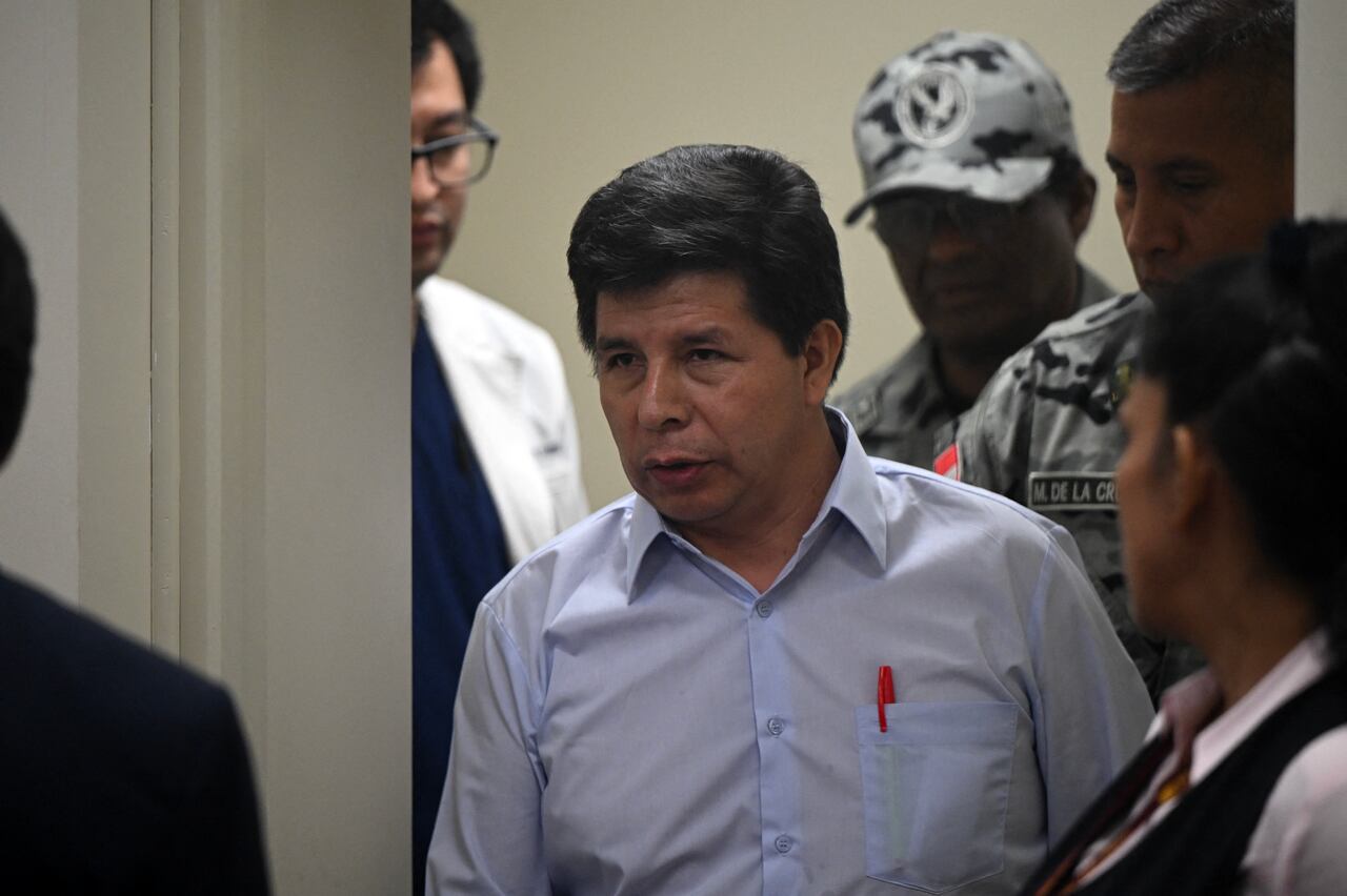 El expresidente de Perú (2021-2022), Pedro Castillo, hace un gesto a su llegada a la audiencia de apertura del juicio oral contra él y tres exministros de su gobierno, en la sala de audiencias de la Dirección de Operaciones Especiales de la Policía Nacional (DINOES) en Lima, el 4 de marzo de 2025.