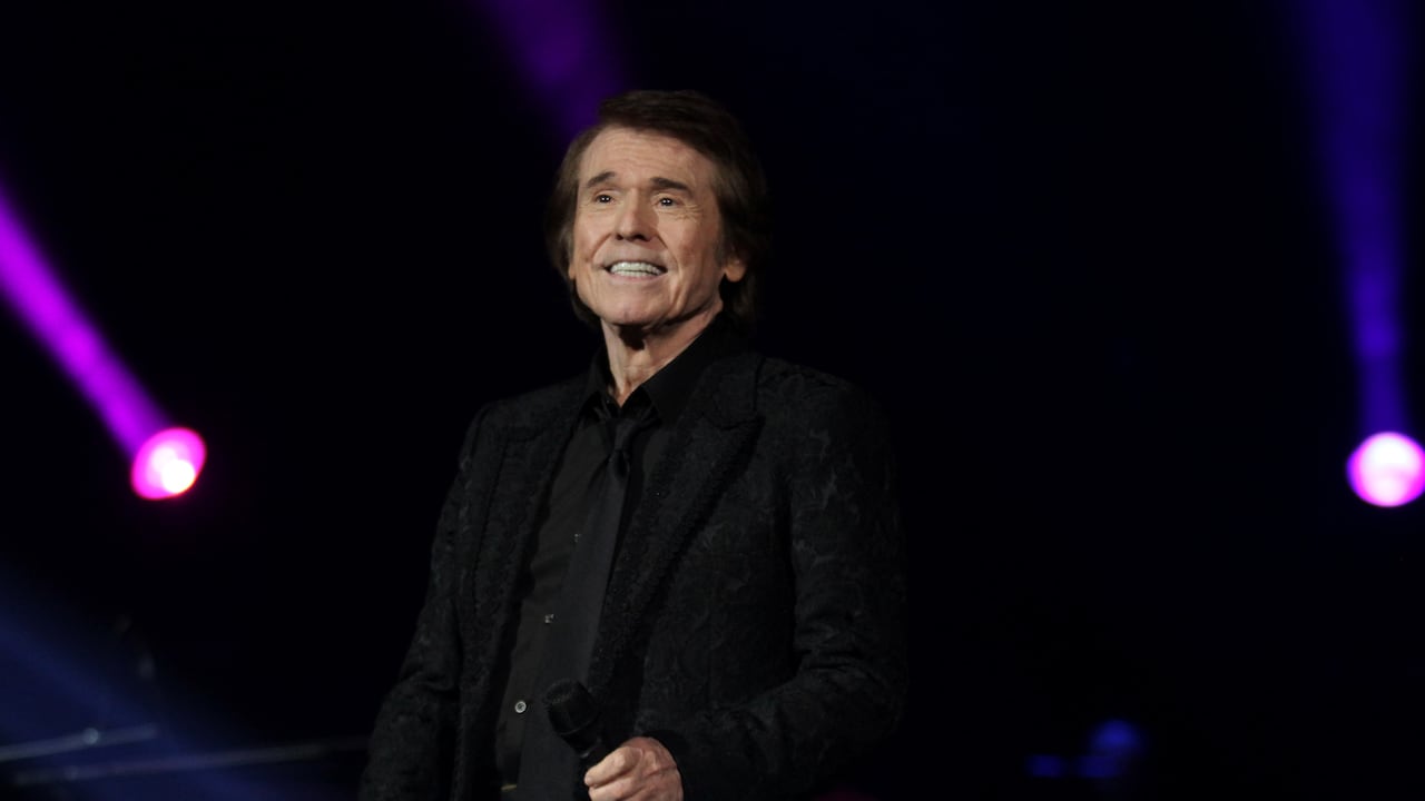 El reconocido cantante español Raphael, vuelve en el 2016 a Colombia con un concierto sinfónico en el Teatro Jorge Eliecer Gaitán en Bogotá. (Colprensa - Luisa González).