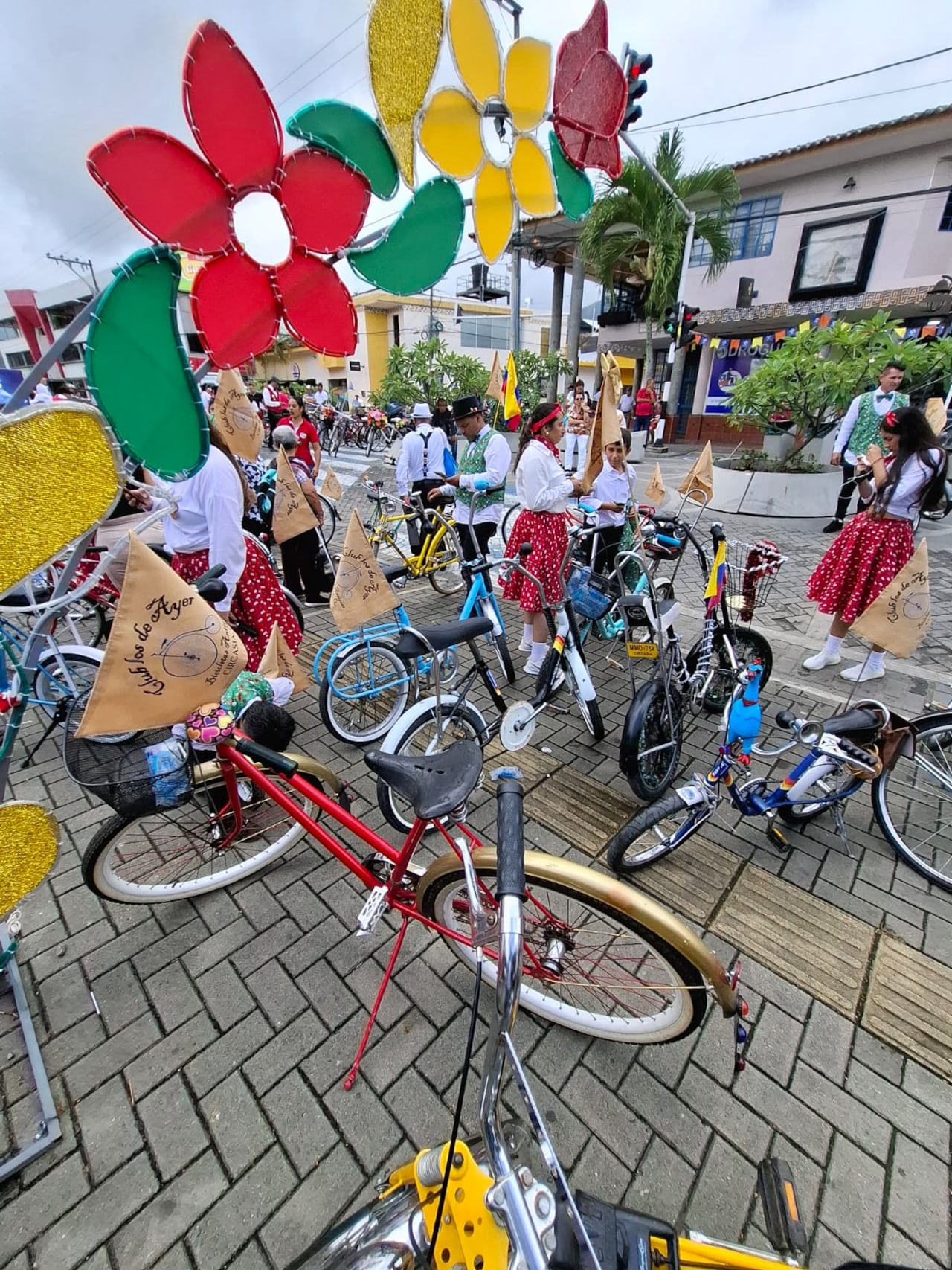 Delegaciones como la de Cota asistieron con vestuario de época para acompañar sus bicicletas antiguas.