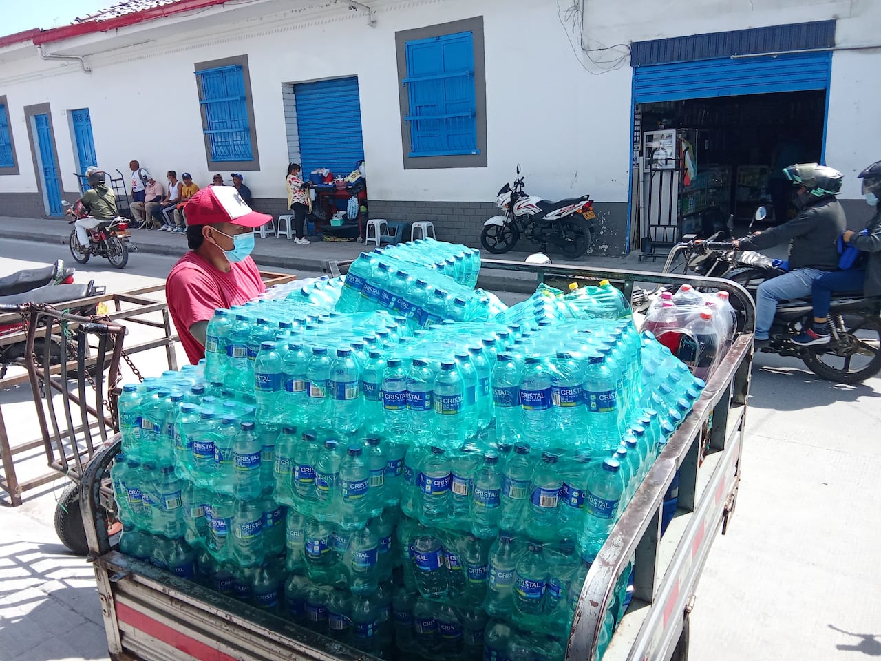 En Popayán, las personas compraban agua y papel higiénico en grandes cantidades en medio de la emergencia por la reactivación de estos dos volcanes.