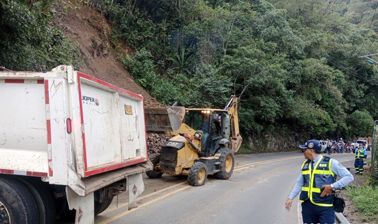 El deslizamiento de tierra obligó al cierre parcial de la vía mientras se realizan los trabajos de remoción.