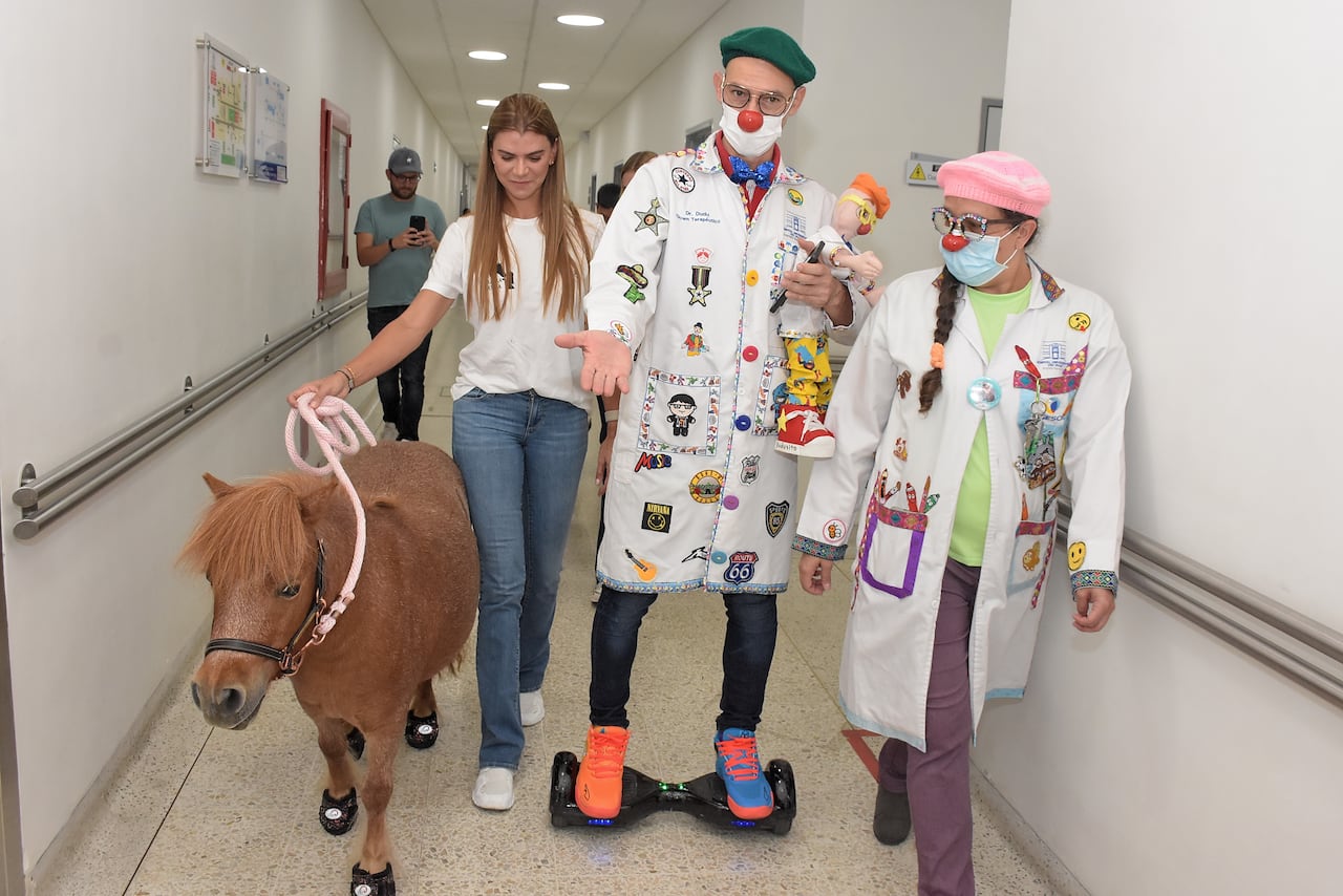 El Hospital Universitario del Valle, Evaristo García E.S.E pionero en la terapia asistida con animales recibió una visita muy especial, los Poni Anabella y Valegro, quienes compartieron un grato momento con los niños del área de pediatría.