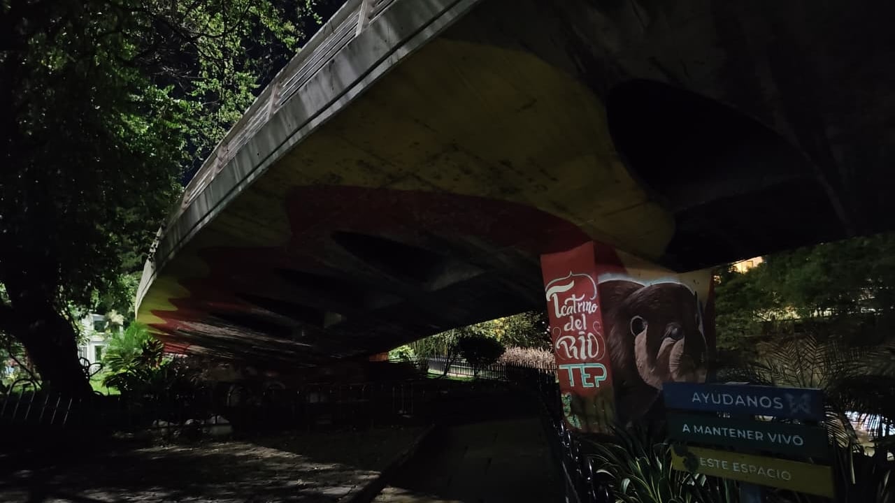 La falta de iluminación en el Teatrino del Río Cali ha generado preocupación entre residentes por el aumento de la inseguridad en horas nocturnas.