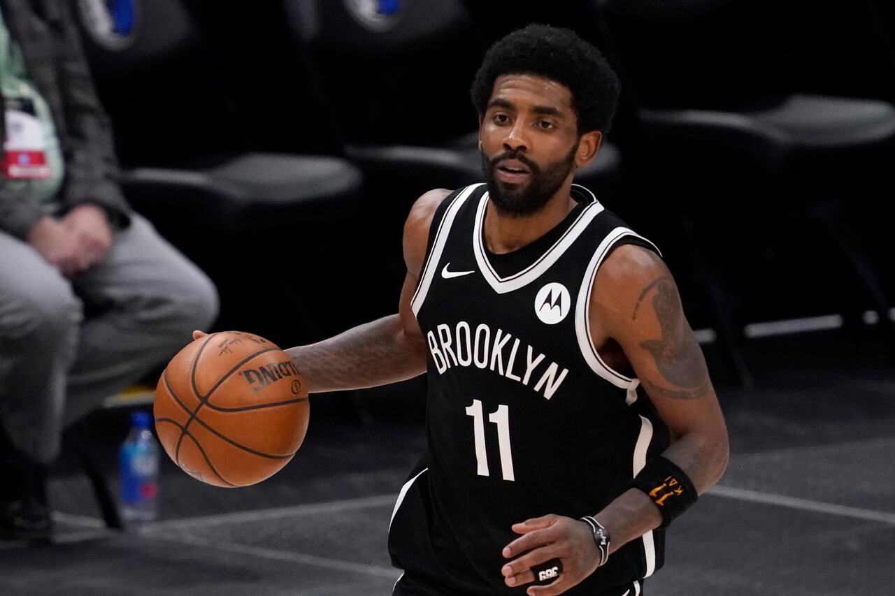 ARCHIVO - Kyrie Irving, de los Nets de Brooklyn, con el balón durante un partido de la NBA contra los Mavericks de Dallas, en Dalas, el jueves 6 de mayo de 2021. (AP Foto/Tony Gutiérrez)