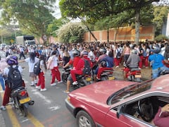 Un grupo de estudiantes del INEM Jorge Isaacs de Cali protagonizó un plantón pacífico dentro de las instalaciones del colegio.