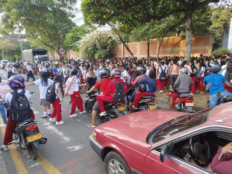 Un grupo de estudiantes del INEM Jorge Isaacs de Cali protagonizó un plantón pacífico dentro de las instalaciones del colegio.