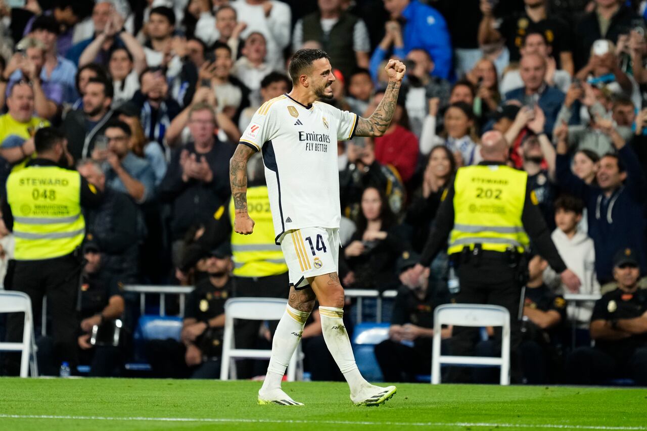 Joselu celebrando su anotación frente a la Real Sociedad, lo que supone el liderato del Real Madrid en la competencia