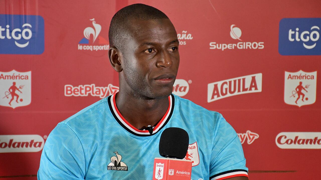 En la sede de Cascajal , el América de Cali realizó una rueda de prensa previo a comenzar el torneo Colombiano . En la foto Adrian Ramos y Alex Escobar.