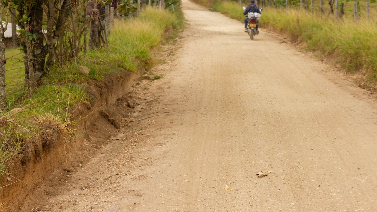 Wiesner Cortés Mina, jefe de la Oficina Asesora para la Gestión del Riesgo de Desastres, junto a habitantes de Cajibío durante el recorrido por las obras de rehabilitación vial que benefician a las comunidades campesinas del municipio. Foto: Cortesía