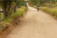 Wiesner Cortés Mina, jefe de la Oficina Asesora para la Gestión del Riesgo de Desastres, junto a habitantes de Cajibío durante el recorrido por las obras de rehabilitación vial que benefician a las comunidades campesinas del municipio. Foto: Cortesía