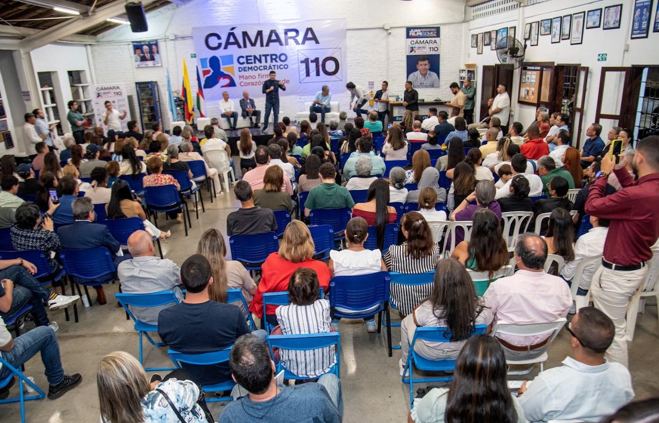 Juan Felipe Gómez en actividades de campaña con ciudadanos.