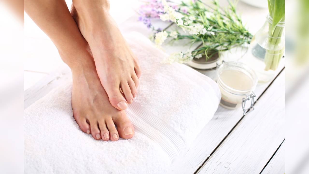 Los medicamentos pueden generar efectos secundarios, por ello, las personas recurren a remedios caseros para tratar los hongos en los pies. Foto: GettyImages.