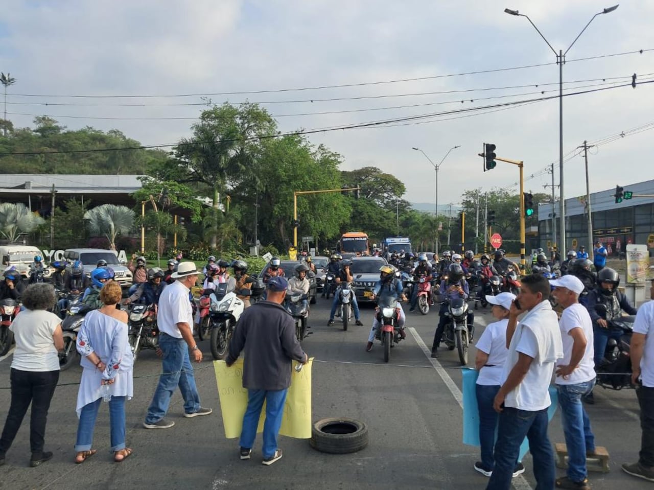 Vía hacia Dapa, en el crucero Cali–Yumbo, está bloqueada en ambos sentidos debido a protestas
