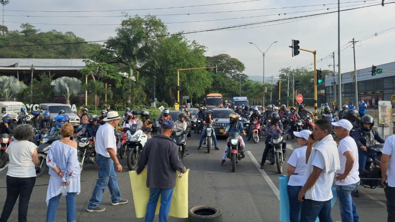 Vía hacia Dapa, en el crucero Cali–Yumbo, está bloqueada en ambos sentidos debido a protestas