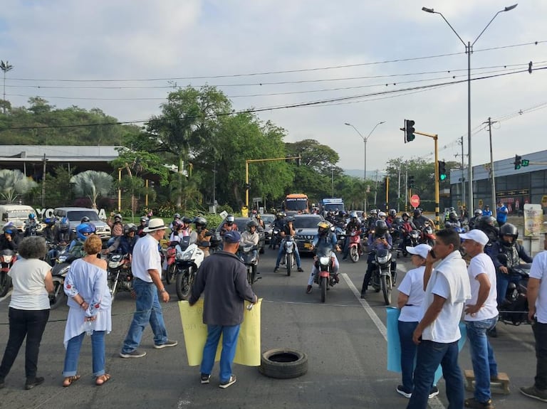 Vía hacia Dapa, en el crucero Cali–Yumbo, está bloqueada en ambos sentidos debido a protestas
