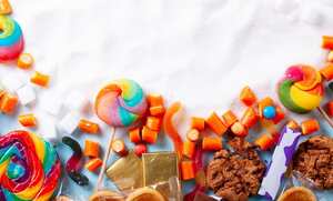 El consumo excesivo de azúcar puede afectar la regulación del apetito y las hormonas relacionadas con la saciedad, resultando en antojos y dificultad para resistirse a los alimentos azucarados.