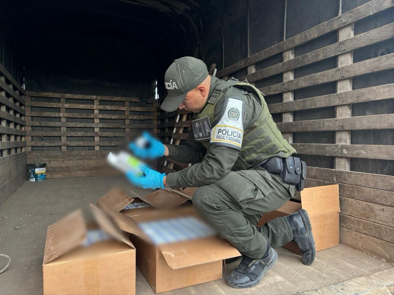 En operativos de control aduanero en Ipiales, uniformados incautaron 3.238 frascos de ketamina que eran transportados como encomienda en un camión.