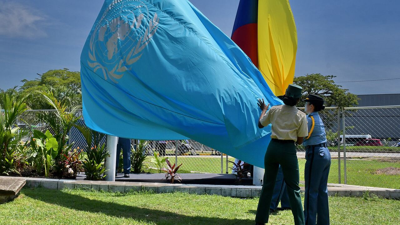 ONU izó su bandera y el Centro de Eventos Valle del Pacífico se convirtió en zona de jurisdicción internacional para albergar la COP16.
En presencia de las principales autoridades del Valle del Cauca y de las Naciones Unidas, se izó la bandera de la ONU en el Centro de Eventos Valle del Pacífico, marcando así la oficialización de la llegada de la COP16 a la ciudad. Fotos Raúl Palacios/ El Pais.