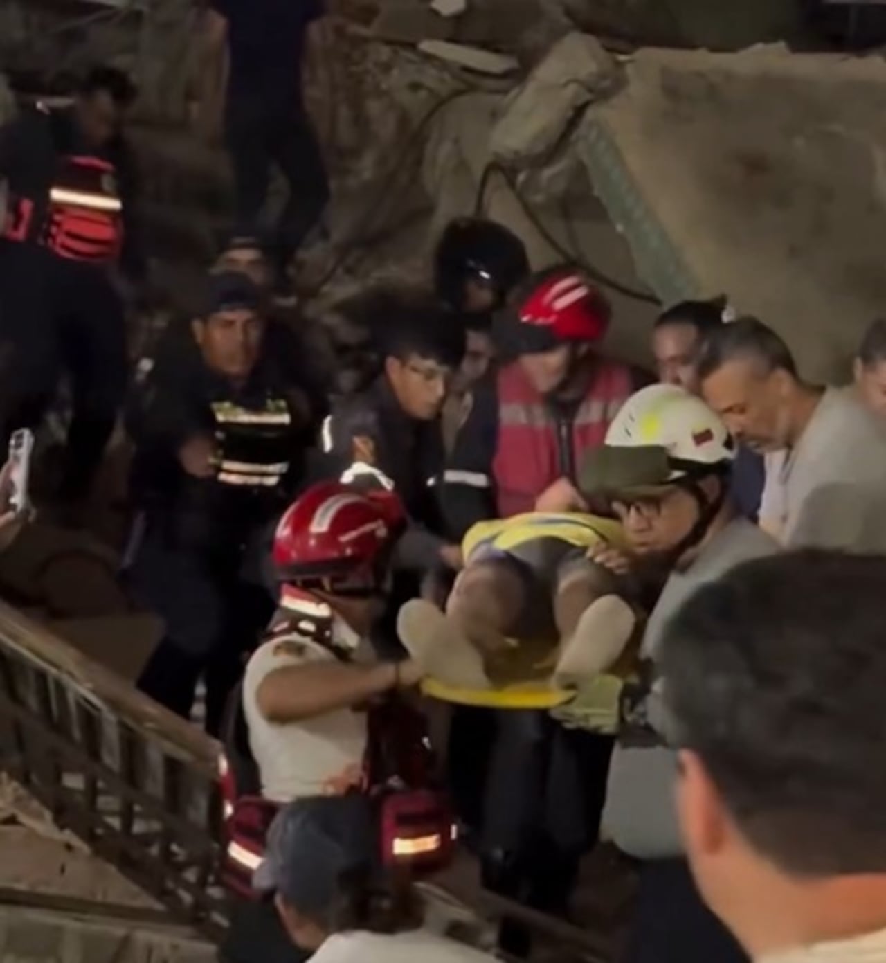 organismos de emergencia lograron rescatar a un adolescente que permanecía atrapado en los escombros de un edificio.