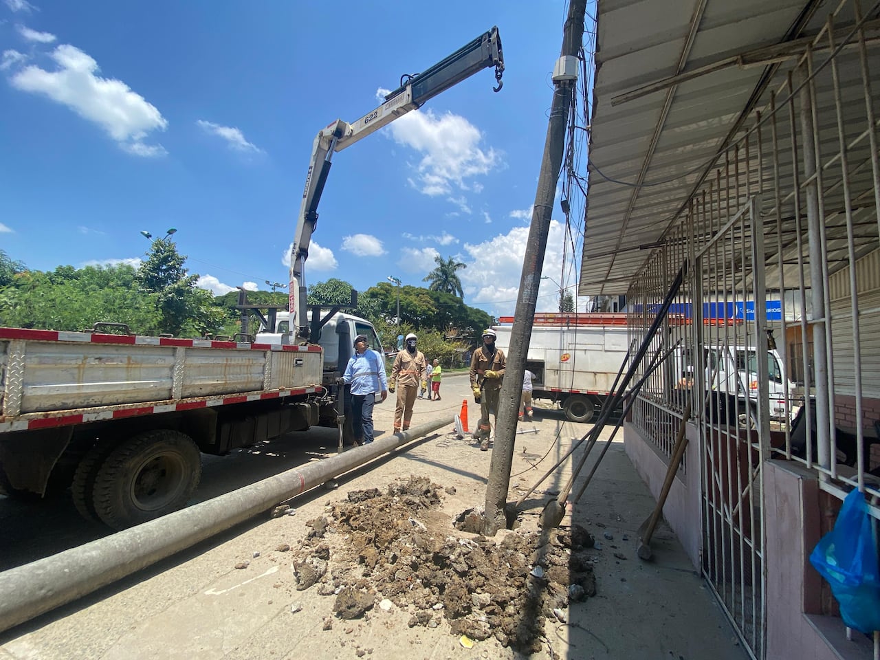 El poste que estaba en mal estado estaba ubicado en la Carrera 47C #43-81.