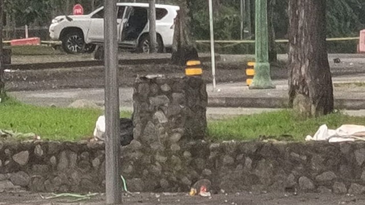 A esta hora de la mañana de este viernes 19 de diciembre, las autoridades verifica la camioneta que fue usada para chocar de frente las vallas de seguridad de la estación sur de la Policía en Popayan.