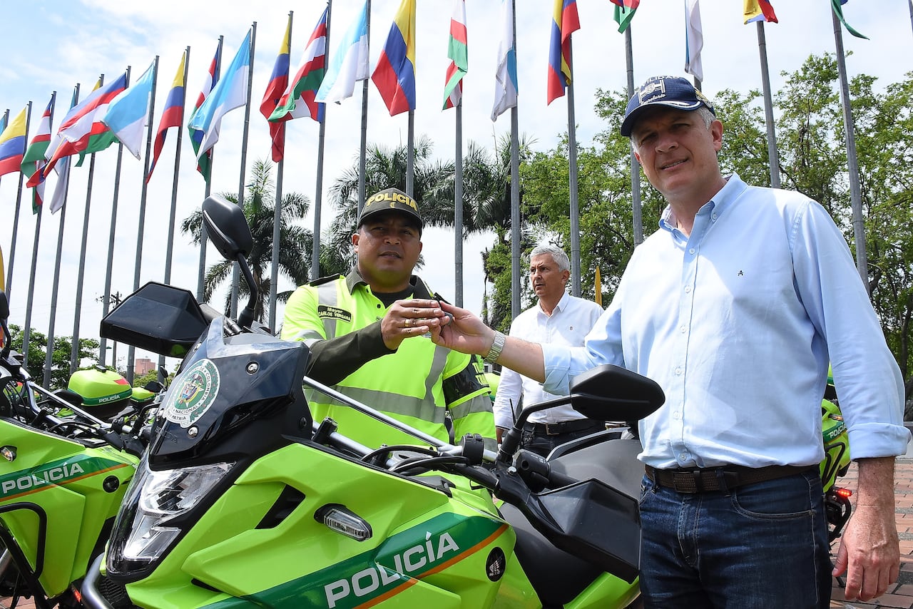 Alcaldía Entregó 50 Motos y Radios a la DITRA.