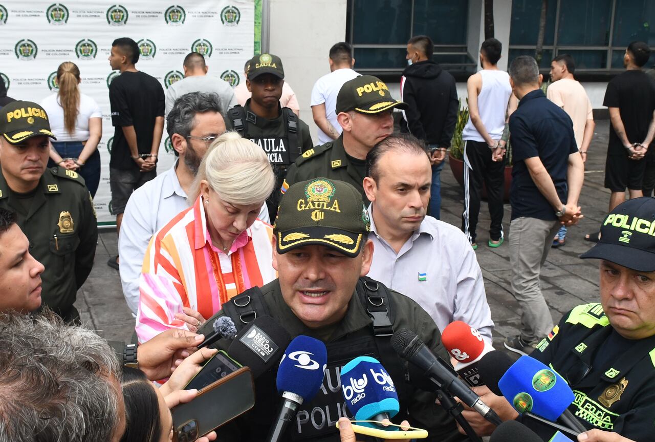 Cali: Captura de 14 personas en Cali dentro de la operación nacional contra la extorsión y tráfico de droga que dejó 165 capturados a nivel nacional. foto José L Guzmán. El País.