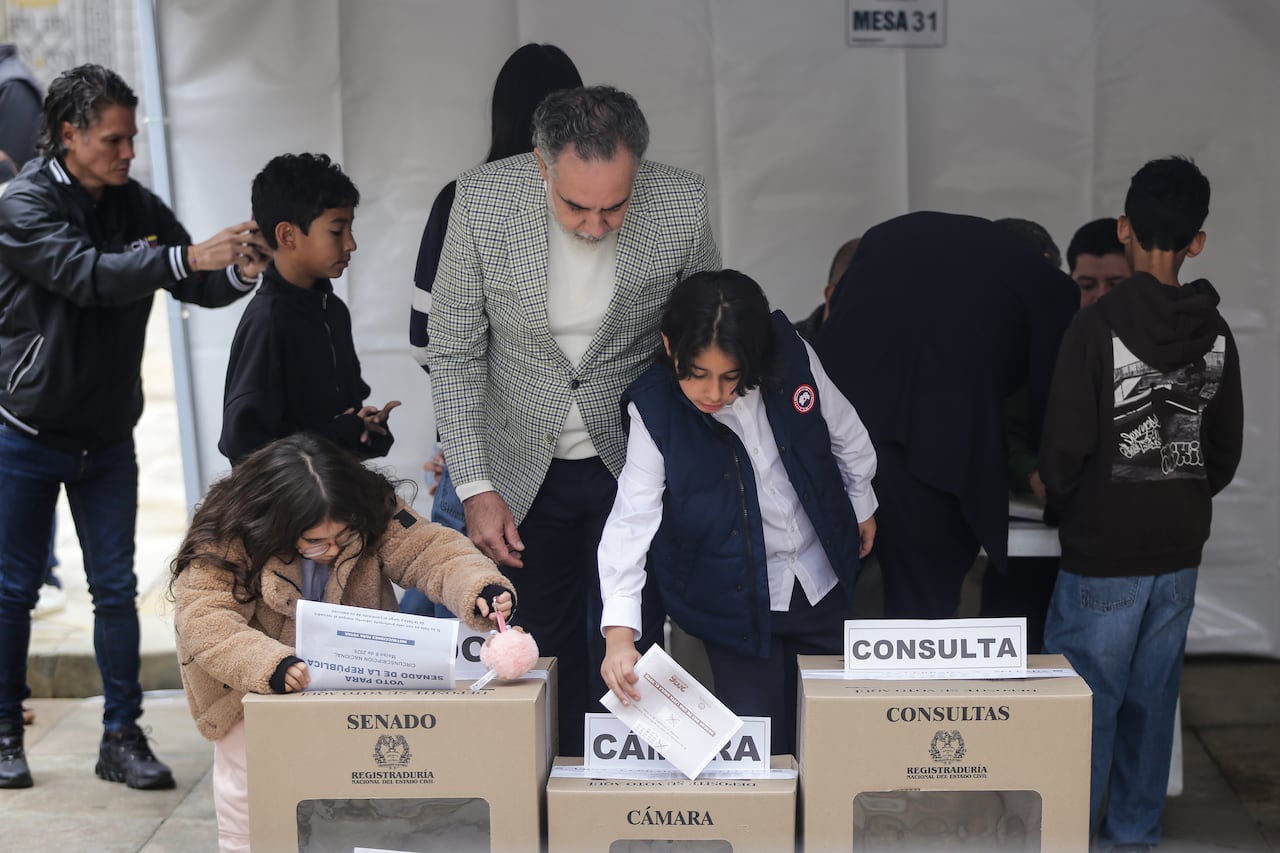 Armando Benedetti también participó con su voto en las elecciones de este 8 de marzo.