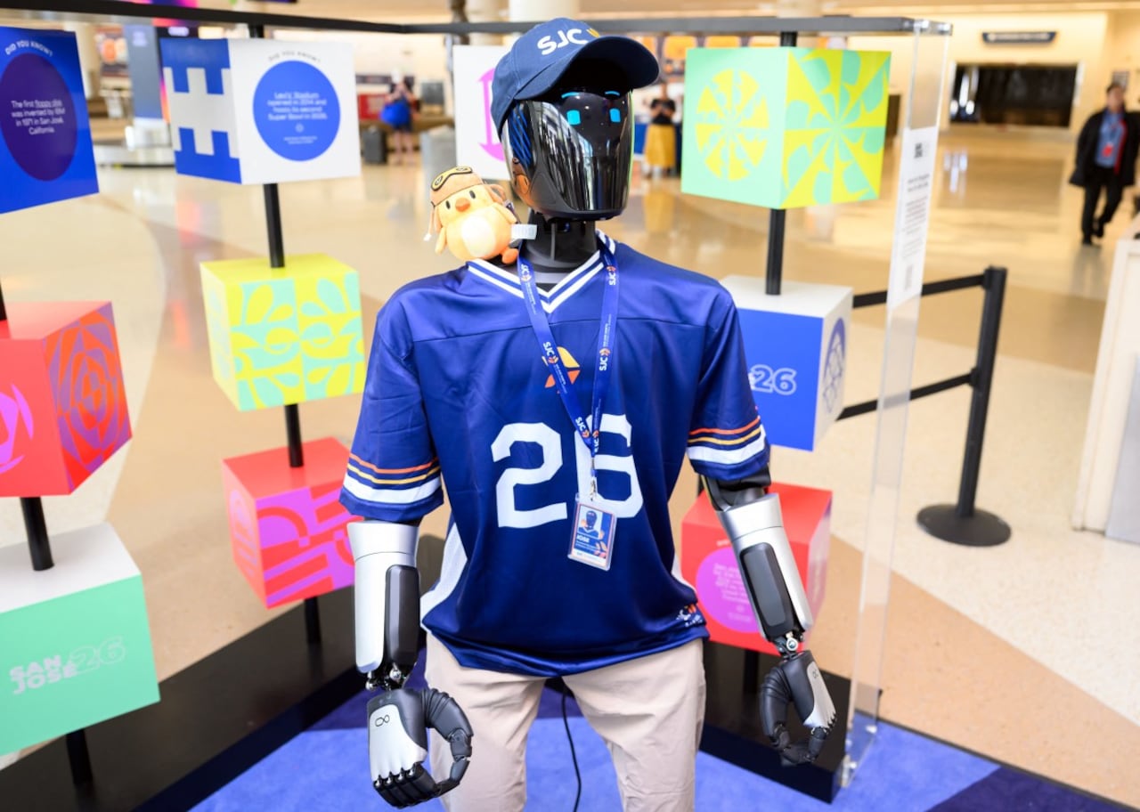 Desarrollado por la empresa emergente local de IA IntBot, el robot forma parte de un proyecto de cuatro meses con el aeropuerto SJC y estará ubicado en la Terminal B, Puerta 24. José está diseñado para saludar a los viajeros y responder preguntas, además de proporcionar información en tiempo real en más de 50 idiomas