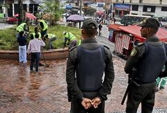 Personas que pagan con trabajos comunitarios , multas por infracciones al código de la Policía, realizaron trabajos en el parque de santa rosa en el centro de Cali. Fotos Raúl Palacios / El País.