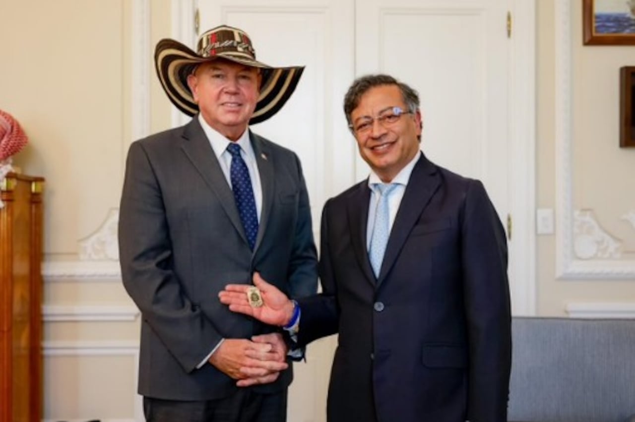 Petro recibe a encargado de negocios de EE.UU. y le obsequia una balsa muisca y un sombrero Zenú