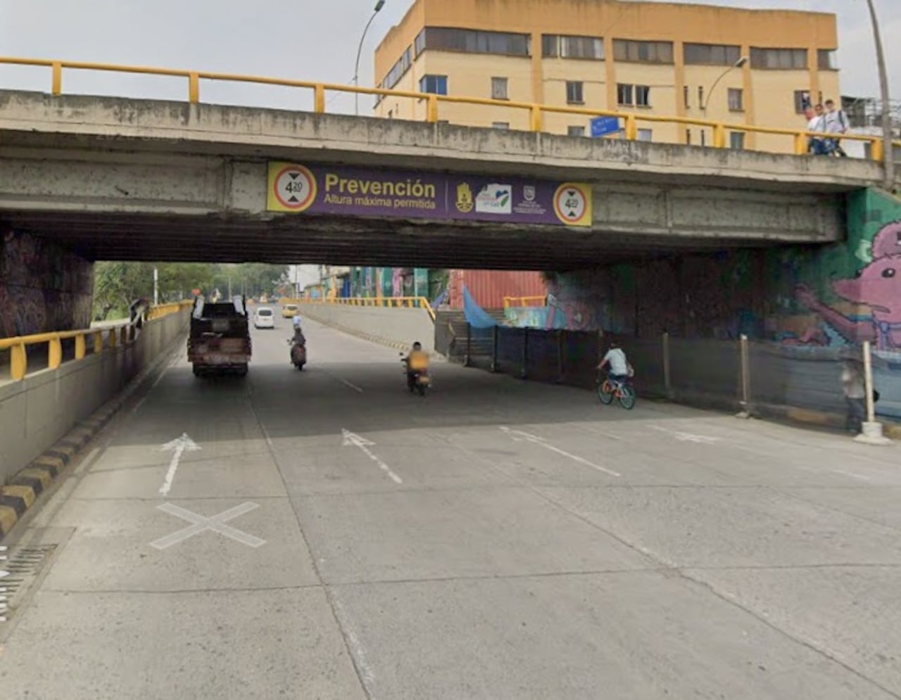El puente de la Avenida 3 Norte cerca del CAM en Cali es un punto crítico de movilidad, frecuentemente afectado por camiones de carga que superan la altura máxima permitida