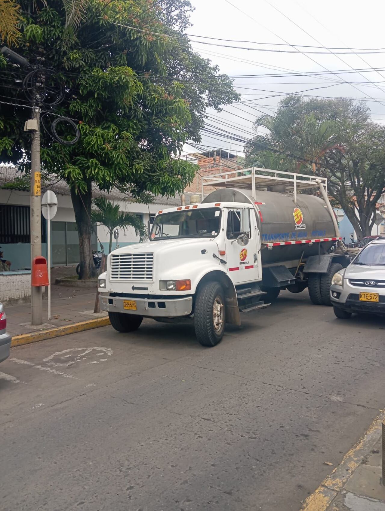 Carrotanque abastece al hospital de Yumbo.