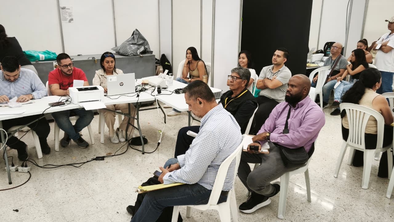 Funcionarios judiciales, notarios y testigos de partidos participan en el proceso de escrutinio electoral que se desarrolla en la sede de la Registraduría ubicada en el centro comercial Cosmocentro.