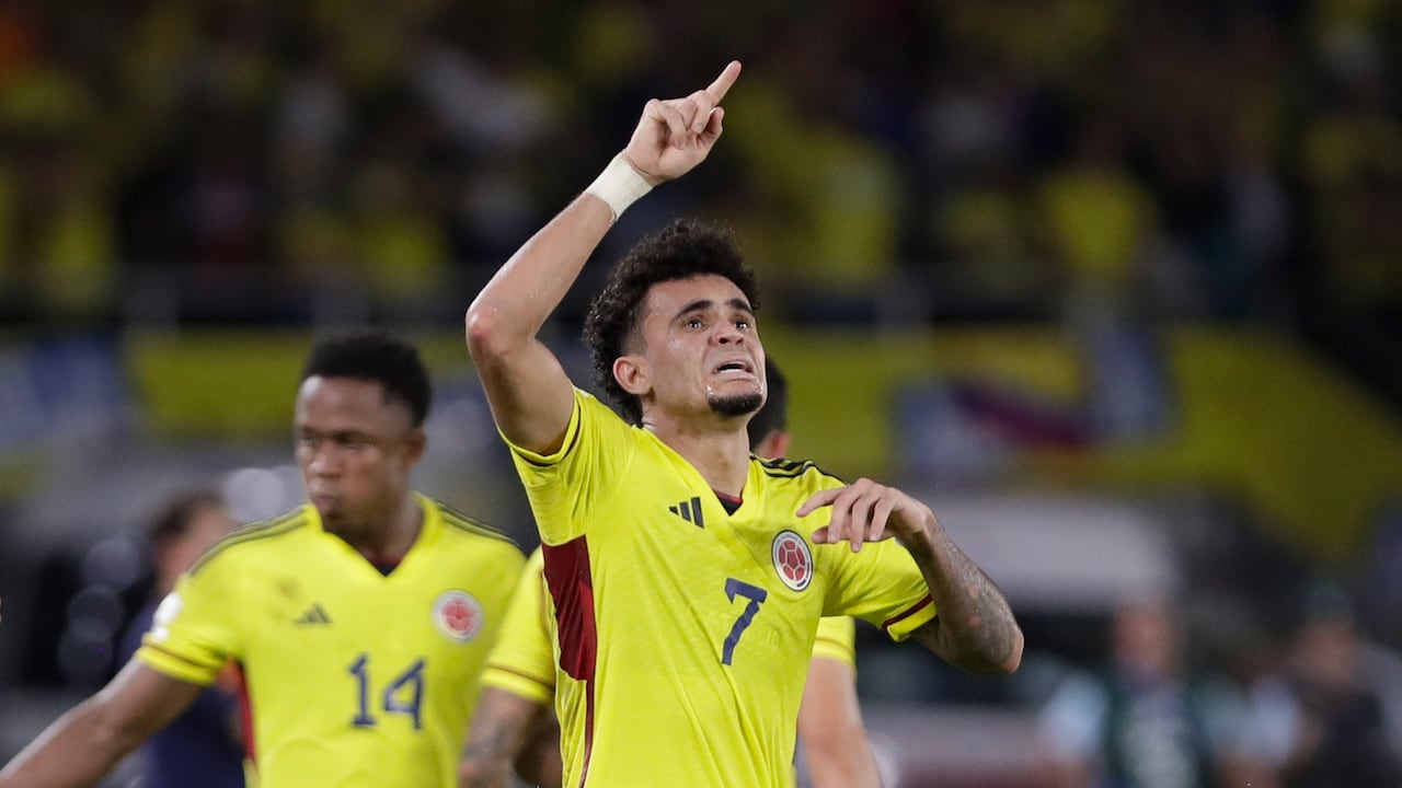 Luis Díaz de Colombia celebra el segundo gol de su equipo contra Brasil durante un partido de fútbol de clasificación para la Copa Mundial de la FIFA 2026 en el estadio Roberto Meléndez en Barranquilla, Colombia, el jueves 16 de noviembre de 2023. (Foto AP/Iván Valencia)