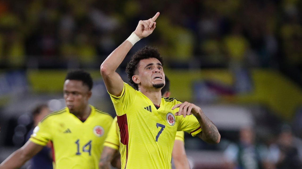 Luis Díaz de Colombia celebra el segundo gol de su equipo contra Brasil durante un partido de fútbol de clasificación para la Copa Mundial de la FIFA 2026 en el estadio Roberto Meléndez en Barranquilla, Colombia, el jueves 16 de noviembre de 2023. (Foto AP/Iván Valencia)