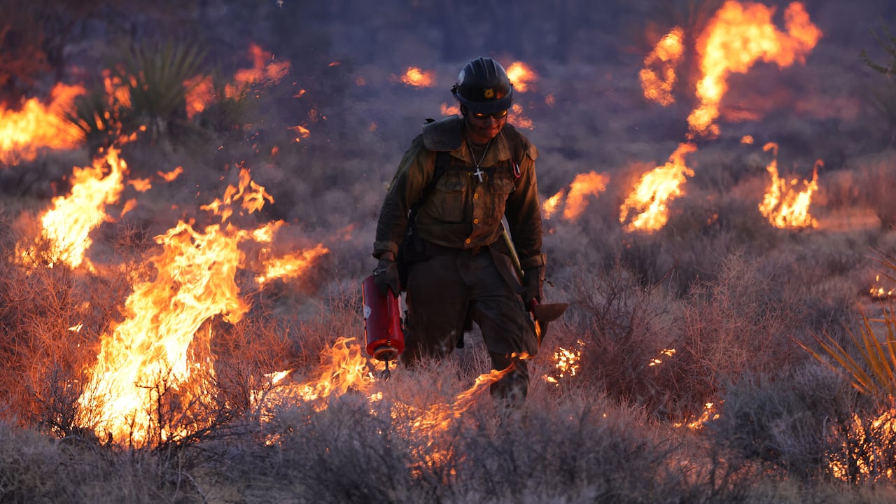 Las llamas de hasta seis metros de altura cruzaron el límite estatal y alcanzaron Nevada.