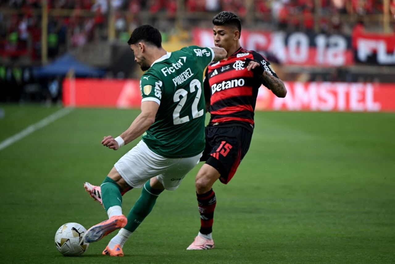 El defensor uruguayo de Palmeiras #22 Joaquín Piquerez y el mediocampista colombiano de Flamengo #15 Jorge Carrascal luchan por el balón durante el partido de fútbol final de la Copa Libertadores de Brasil entre Palmeiras y Flamengo.