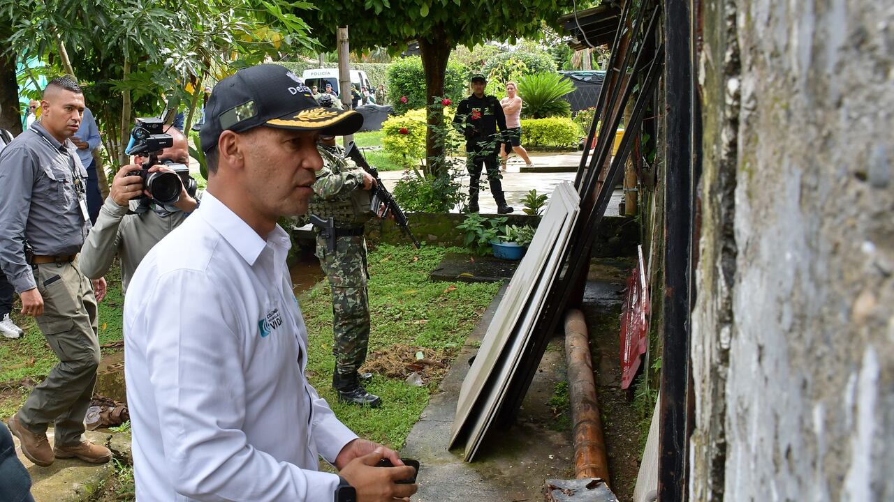 el Ministro de Defensa en compañía de la Gobernadora del Valle y alcaldía de Cali, hacen presencia en zona rural de Jamundí, en donde el pasado martes 10 de junio, se presentó un atentado. Fotos Raúl Palacios / El País.