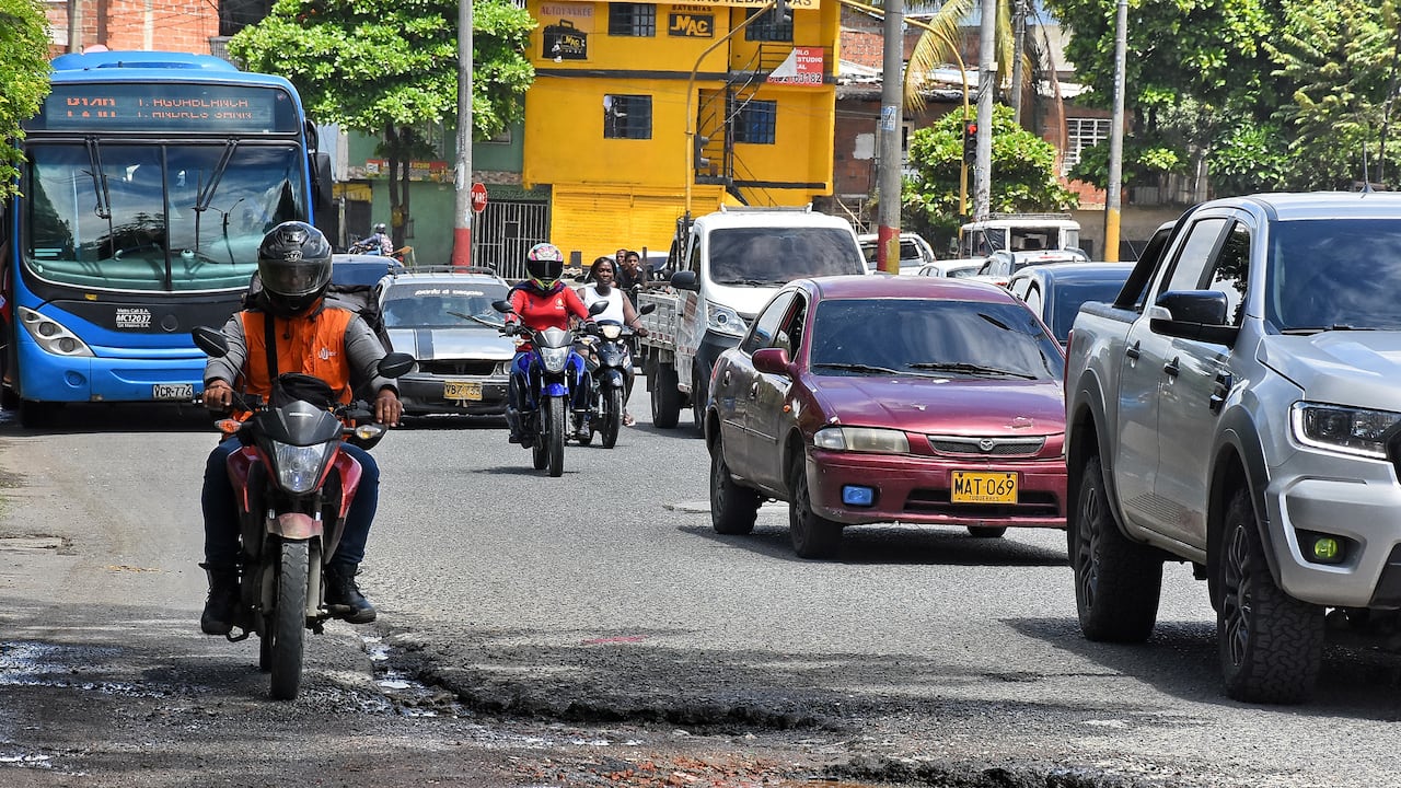 Mal estado de la malla vial en la avenida ciudad de Cali.