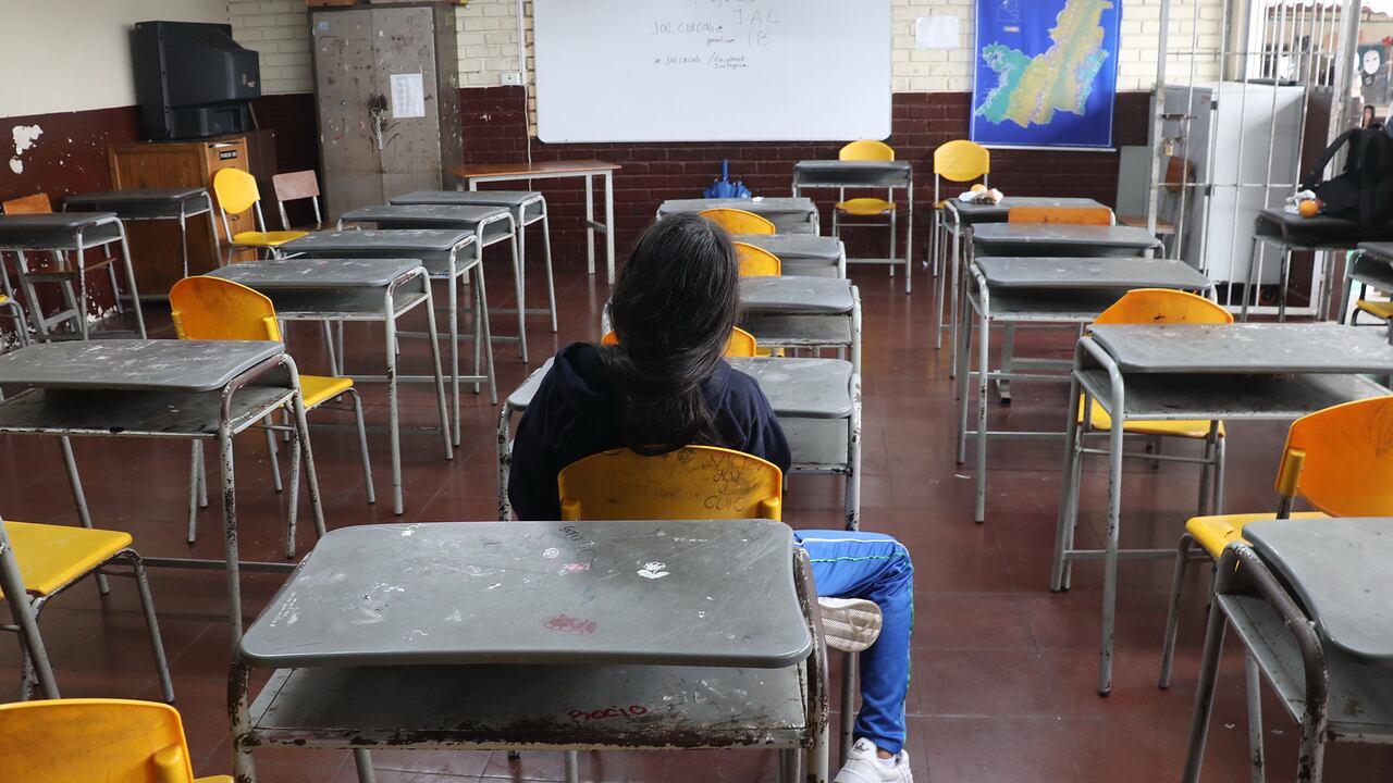 Temor en la comunidad educativa del colegio Álvaro Echeverry Perea en el sector de Meléndez al sur de Cali por estar entre una estación de policía y el batallón Pichincha. En un año llevan dos atentados con explosivos.