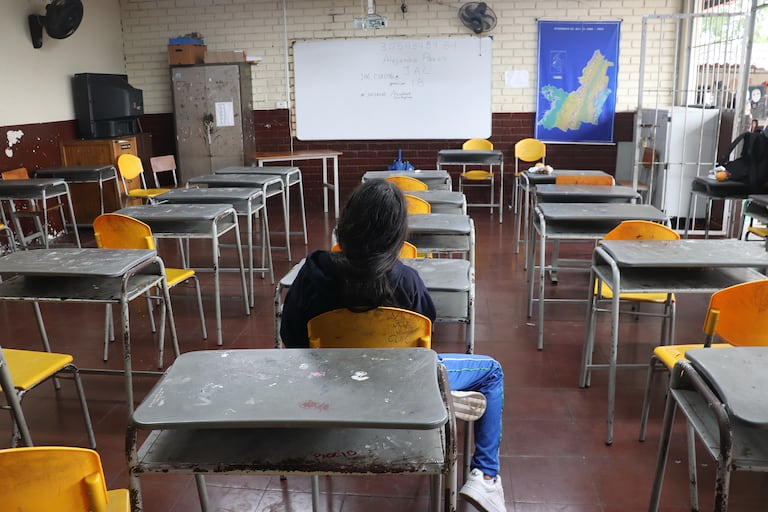 Temor en la comunidad educativa del colegio Álvaro Echeverry Perea en el sector de Meléndez al sur de Cali por estar entre una estación de policía y el batallón Pichincha. En un año llevan dos atentados con explosivos.