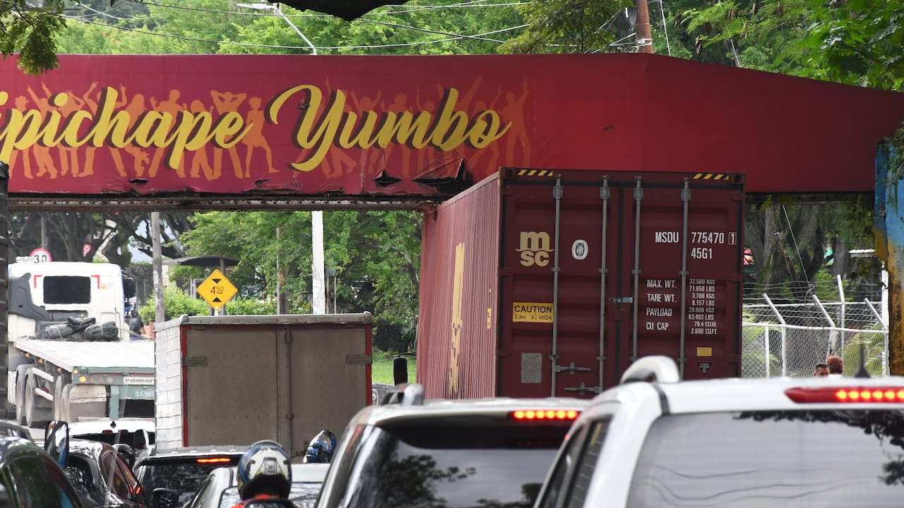 Cali: Imprudencia de conductor de una mula al chocar con el puente de Chipichape genera congestión vial durante toda la mañana en el norte de la ciudad. Foto José L Guzmán. EL País