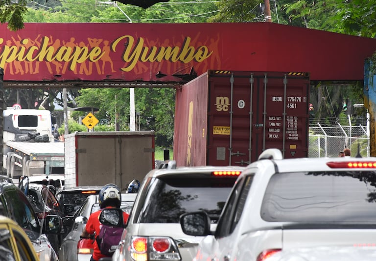 Cali: Imprudencia de conductor de una mula al chocar con el puente de Chipichape genera congestión vial durante toda la mañana en el norte de la ciudad. Foto José L Guzmán. EL País