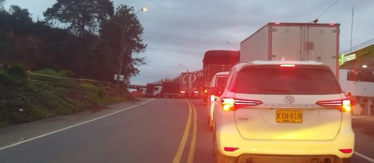 Los conductores quedaron atrapados en los retenes ilegales que ejecutan los disidentes de las Farc.