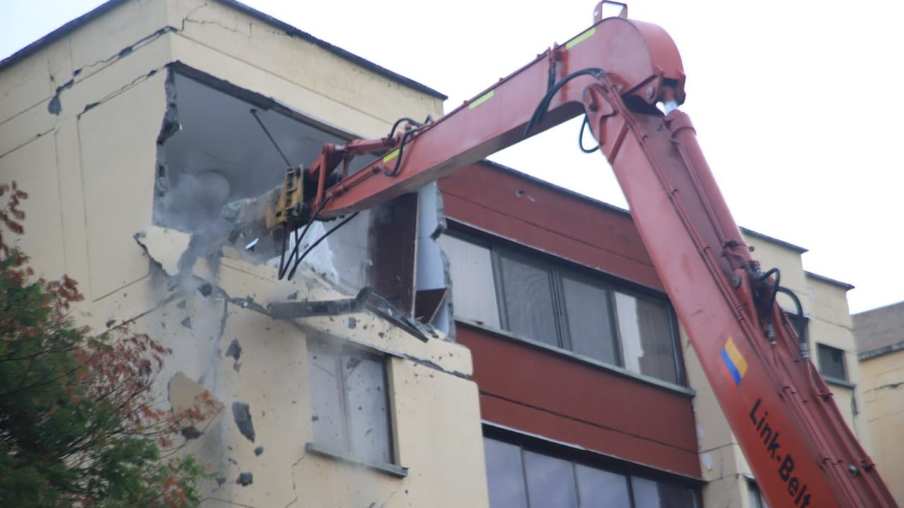 La maquinaria especializada ingresó a la Unidad Residencial Guadalupe para comenzar el proceso de demolición mecánica controlada.