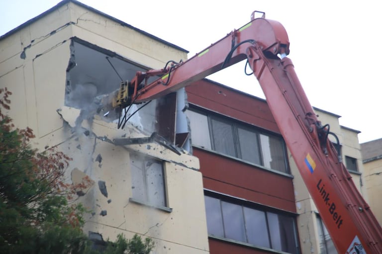 La maquinaria especializada ingresó a la Unidad Residencial Guadalupe para comenzar el proceso de demolición mecánica controlada.