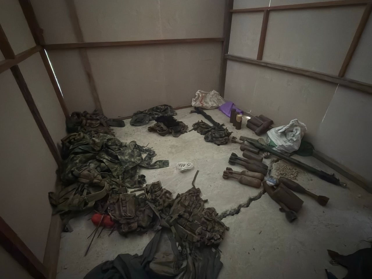 El material incautado incluía granadas artesanales, minas, cargas explosivas y dispositivos tecnológicos que, según las investigaciones, serían empleados para fortalecer acciones criminales en el Cauca.