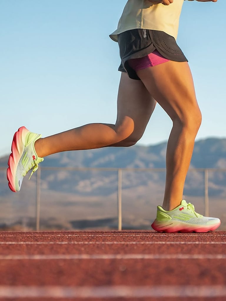 Para correr se necesita tener el calzado deportivo adecuado, y así evitar un impacto negativo en el pie o las rodillas.